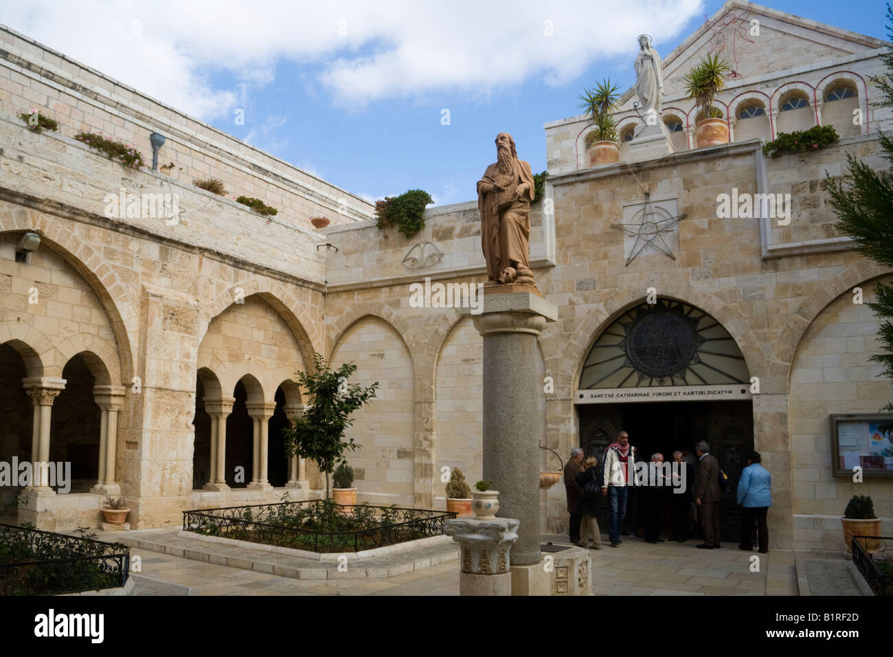 Il piazzale antistante la chiesa francescana di Santa Katharine di Alessandria, comprese le statue di San Girolamo e la Vergine Maria, Bet Foto Stock