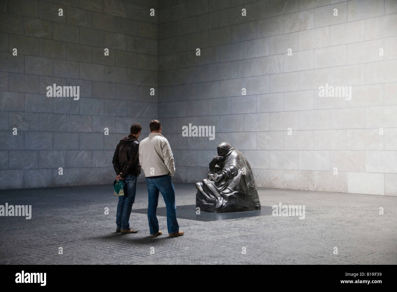 Camera interna della Neue Wache, due uomini la visualizzazione di una scultura di Kaethe Kollwitz, Berlin-Mitte, Germania, Europa Foto Stock