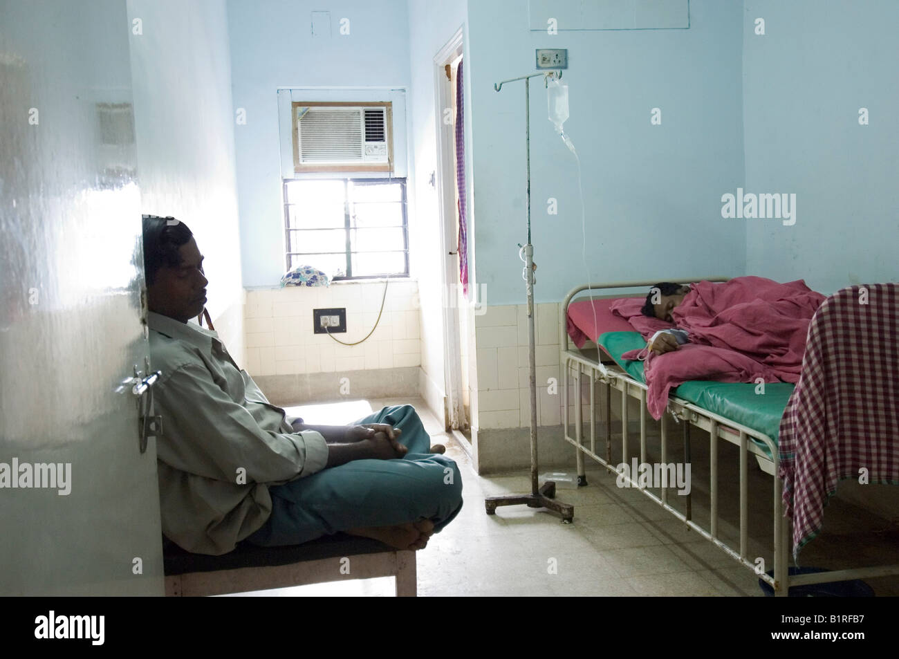 Stanze private come questa sono già un lusso in Indian ospedali privati che solo pochi possono permettersi, quella di Howrah, Hooghly, West Foto Stock