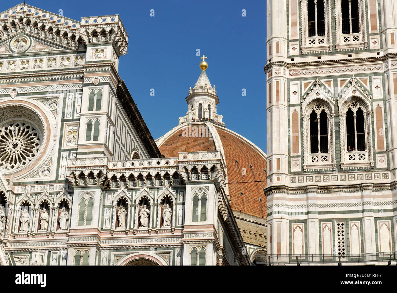 Cattedrale di Santa Maria del Fiore o Duomo di Firenze mostra Brunelleschi's la cupola e il Campanile o torre campanaria, Firenze, U Foto Stock