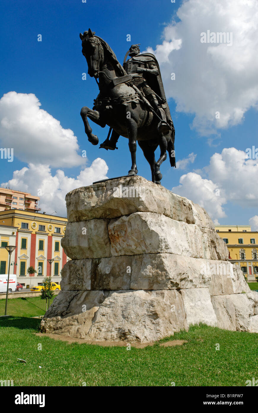 Skanderbeg monumento in Piazza Skanderbeg a Tirana, Albania, Europa Foto Stock