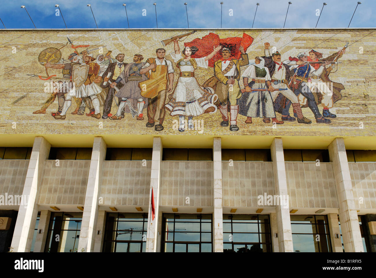 Propaganda socialista e hero mosaico su il Museo Nazionale, Piazza Skanderbeg, Tirana, Albania, Europa Foto Stock