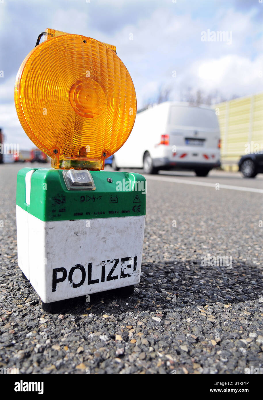 Arancione lampeggiante di avvertimento di polizia luce utilizzata per la chiusura di corsie di circolazione dopo un incidente sulla A8 in direzione di Karlsruhe, Denkendorf, E Foto Stock