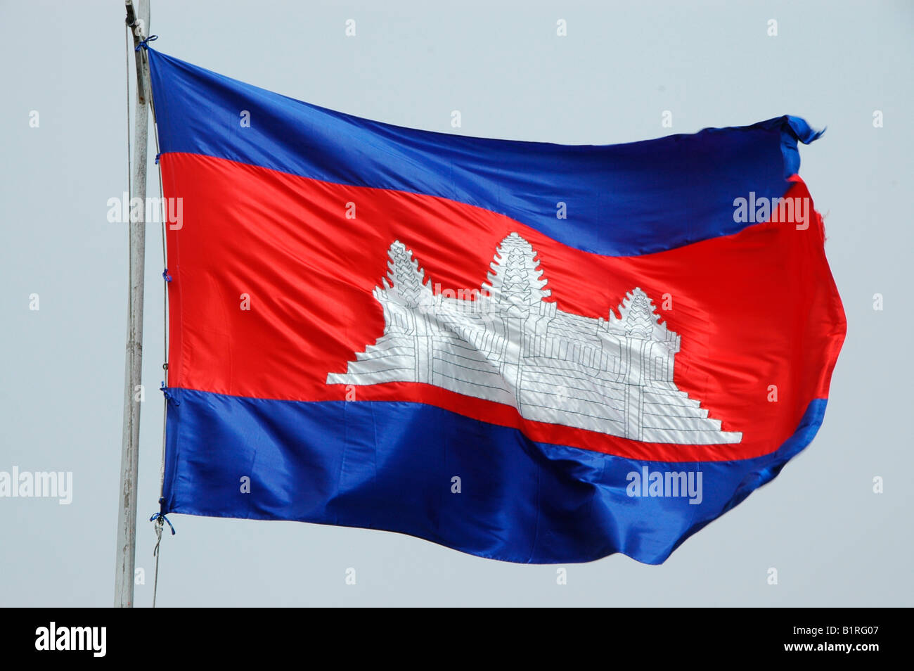 Bandiera cambogiana, Choam Khsant, nel nord della Cambogia, sud-est asiatico Foto Stock