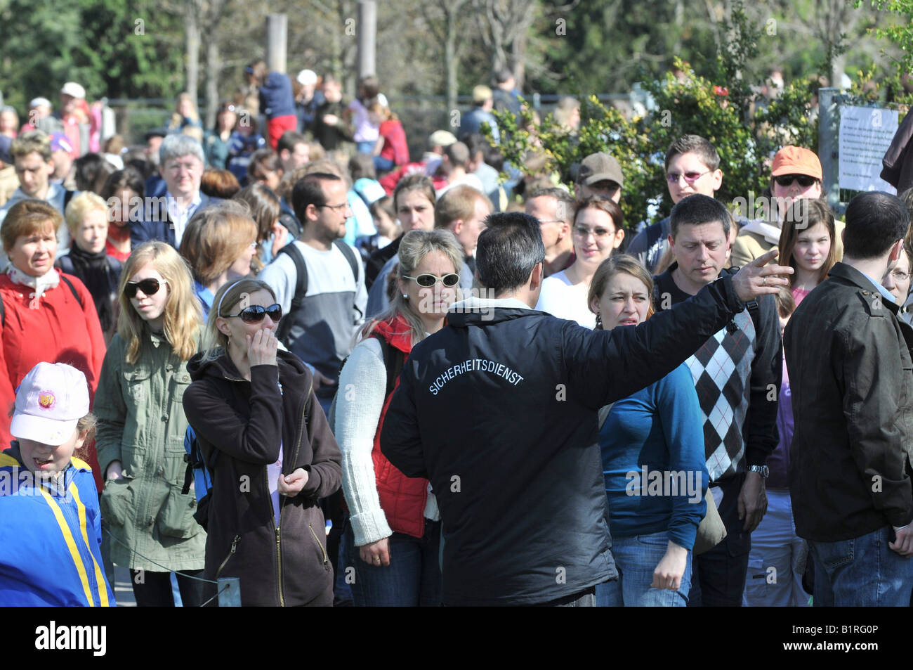 Zoo di visitatori principalmente per vedere il polar bear cub denominato Wilbaer, servizi di sicurezza garantendo ordine, Zoo di Wilhelma a Stoccarda, Ba Foto Stock
