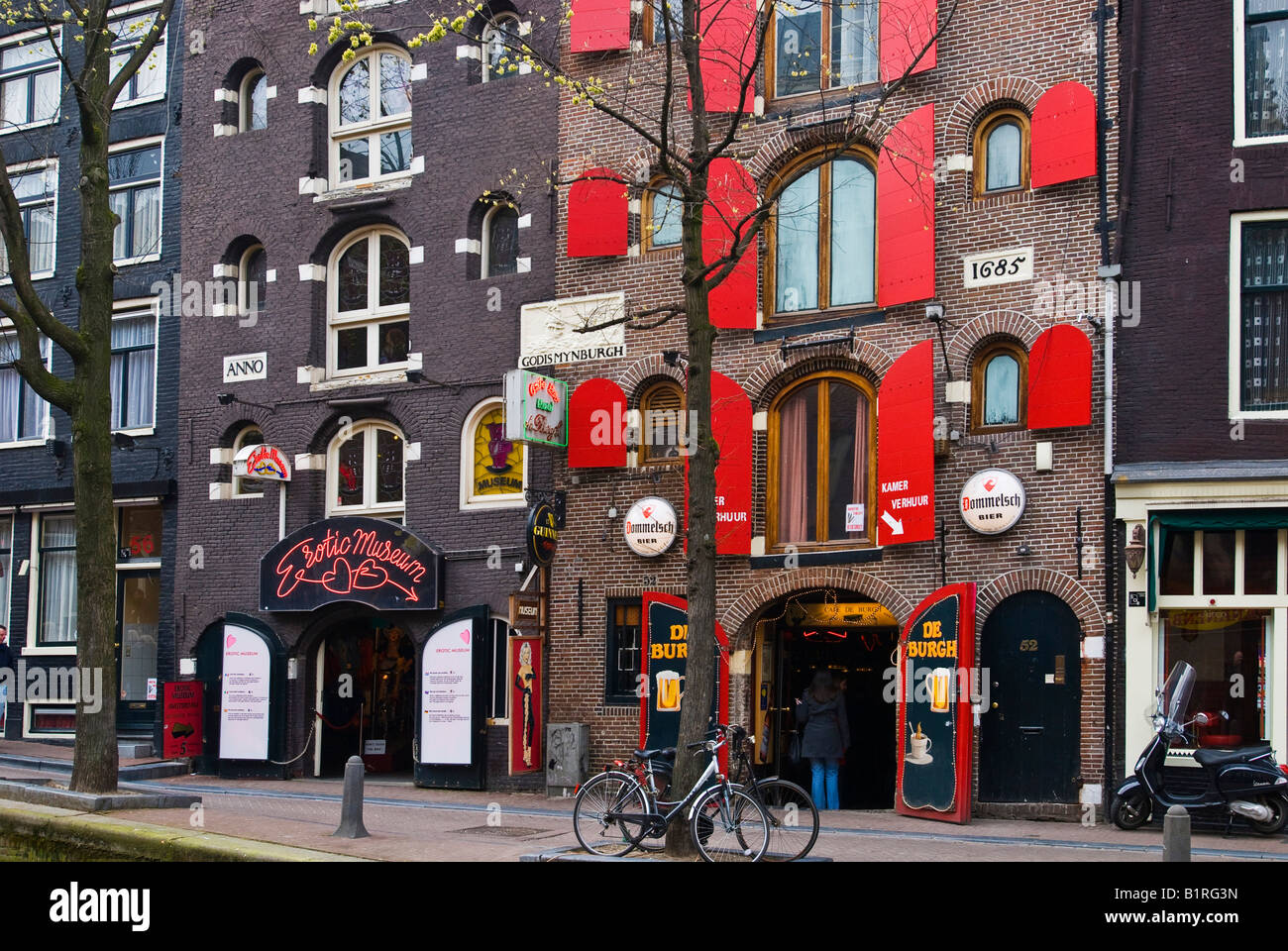 Canal case nel quartiere a luci rosse di Amsterdam, Paesi Bassi, Europa Foto Stock
