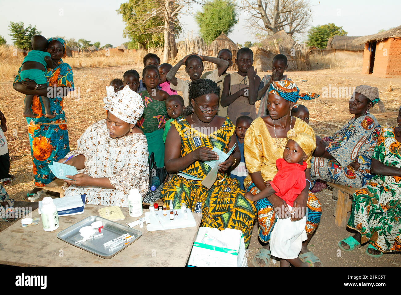 La madre e i bambini ad una visita medica preventiva, Houssere Faourou, Camerun, Africa Foto Stock