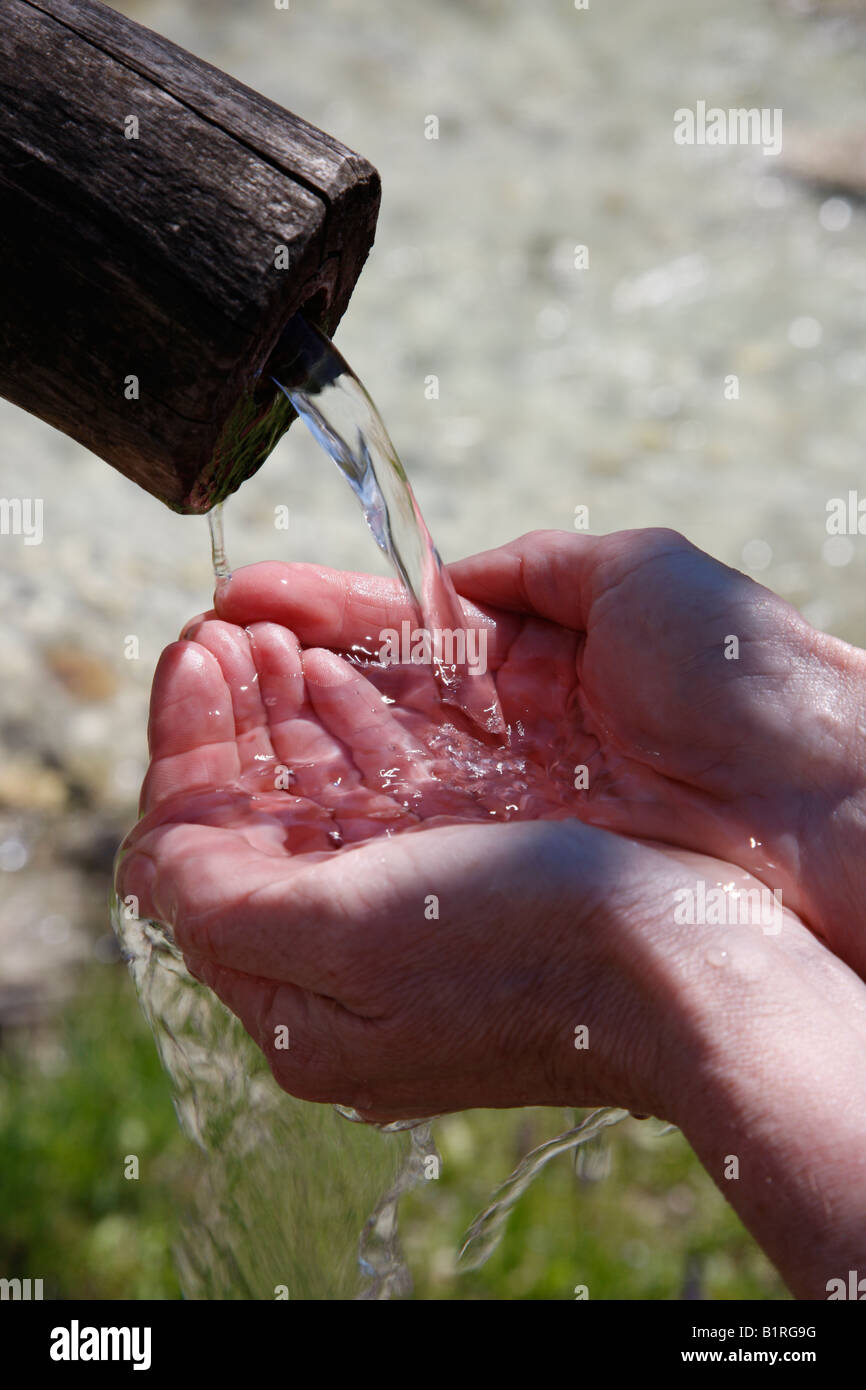 Mani acqua cupping, molla acqua da una fontana, Ramsau Chiesa, Reiteralpen Alpi vicino a Berchtesgaden, Alta Baviera, Germania, Foto Stock