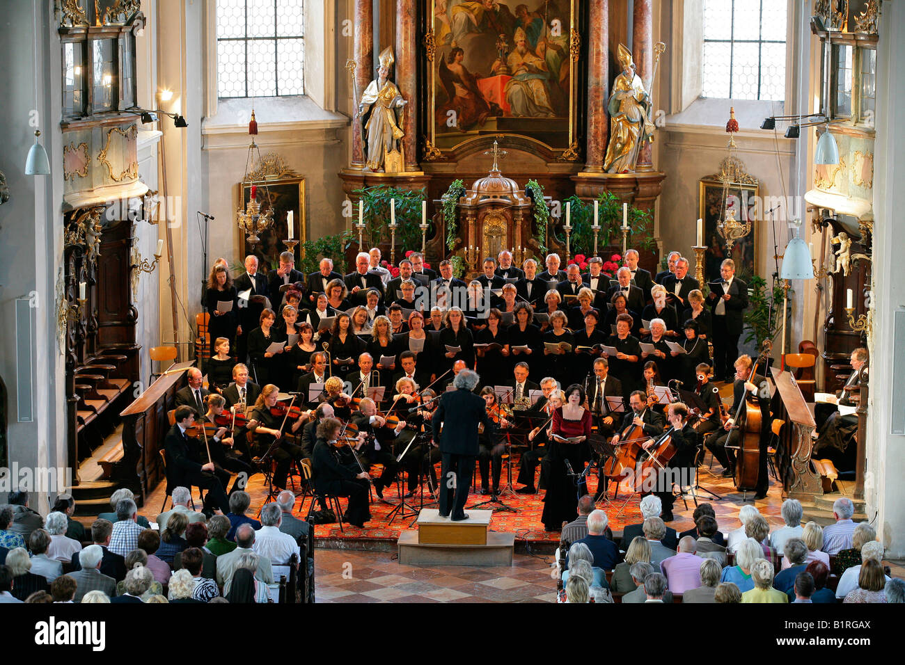 Concerto in chiesa, San Nicolò Chiesa, Muehldorf am Inn, Alta Baviera, Germania, Europa Foto Stock