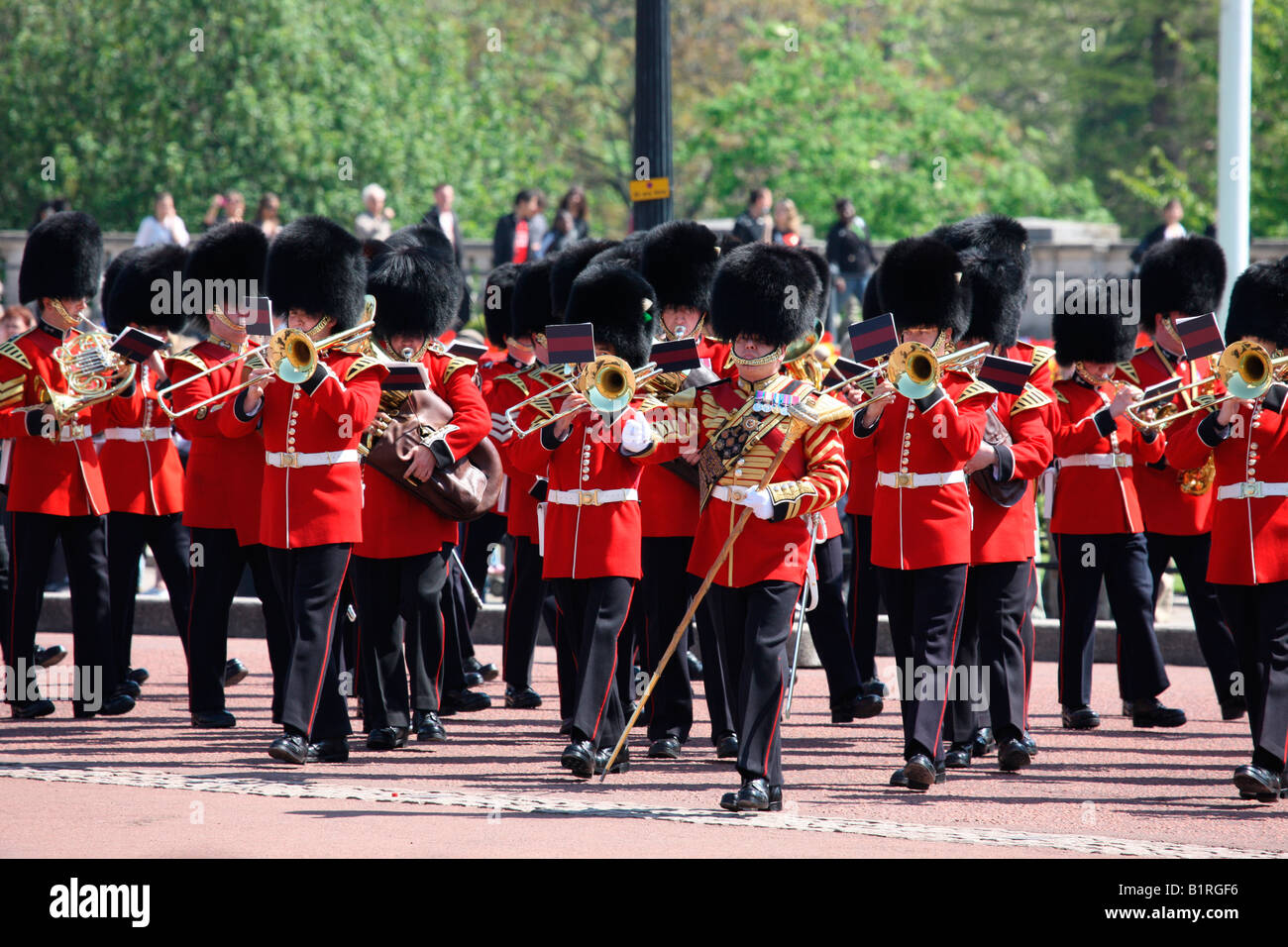 Guardia Reale di fronte a Buckingham Palace a Londra, Inghilterra, Gran Bretagna, Europa Foto Stock