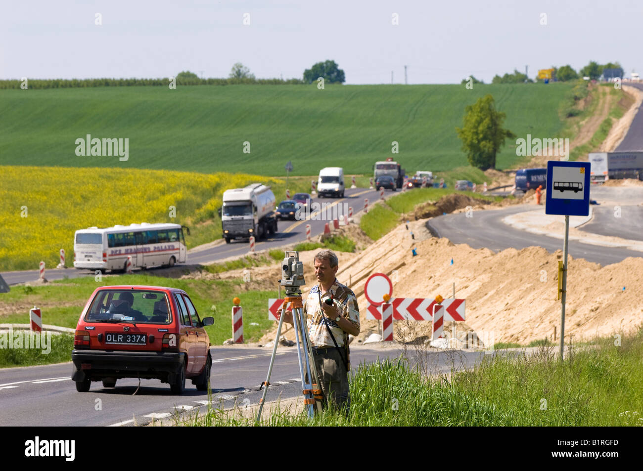 Lavori stradali e il miglioramento sul numero della strada 16 nei pressi di Olsztyn parzialmente finanziato dalla UE Polonia Foto Stock