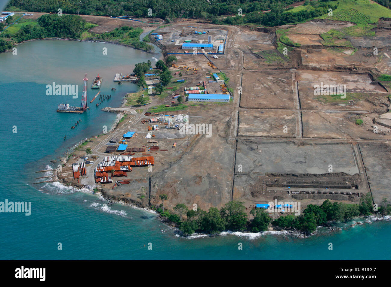 Raffineria di porto e locali in fase di costruzione, in corrispondenza di una miniera di nichel, cinese mining association, Basamuk, Papua Nuova Guinea, Melanesia, Foto Stock