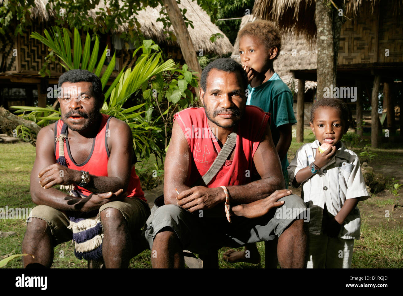 Uomini durante un raduno della comunità di villaggio, Mindre, Papua Nuova Guinea, Melanesia Foto Stock
