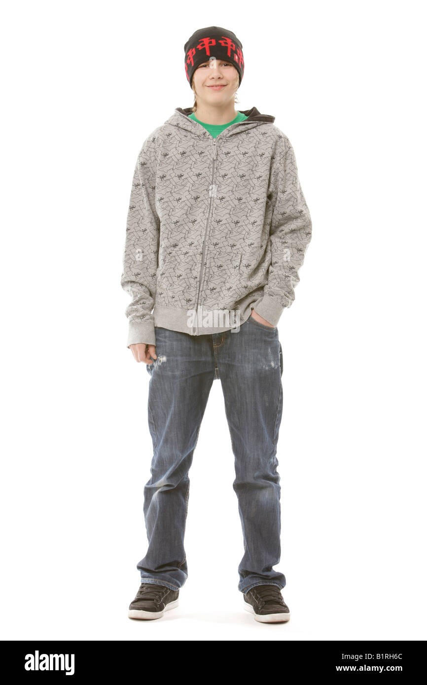 13-anno-vecchio ragazzo che indossa un abito fresco, sorridente Foto Stock
