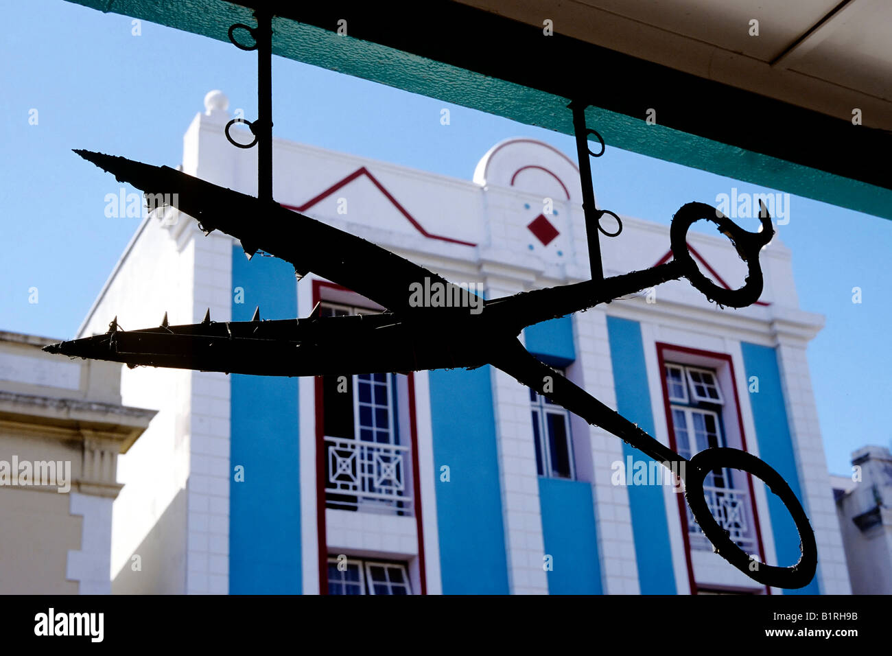 Grande forbici di ferro appeso sopra un negozio, il segno di un parrucchiere su Long Street, Città del Capo, Provincia del Capo, in Sud Africa Foto Stock