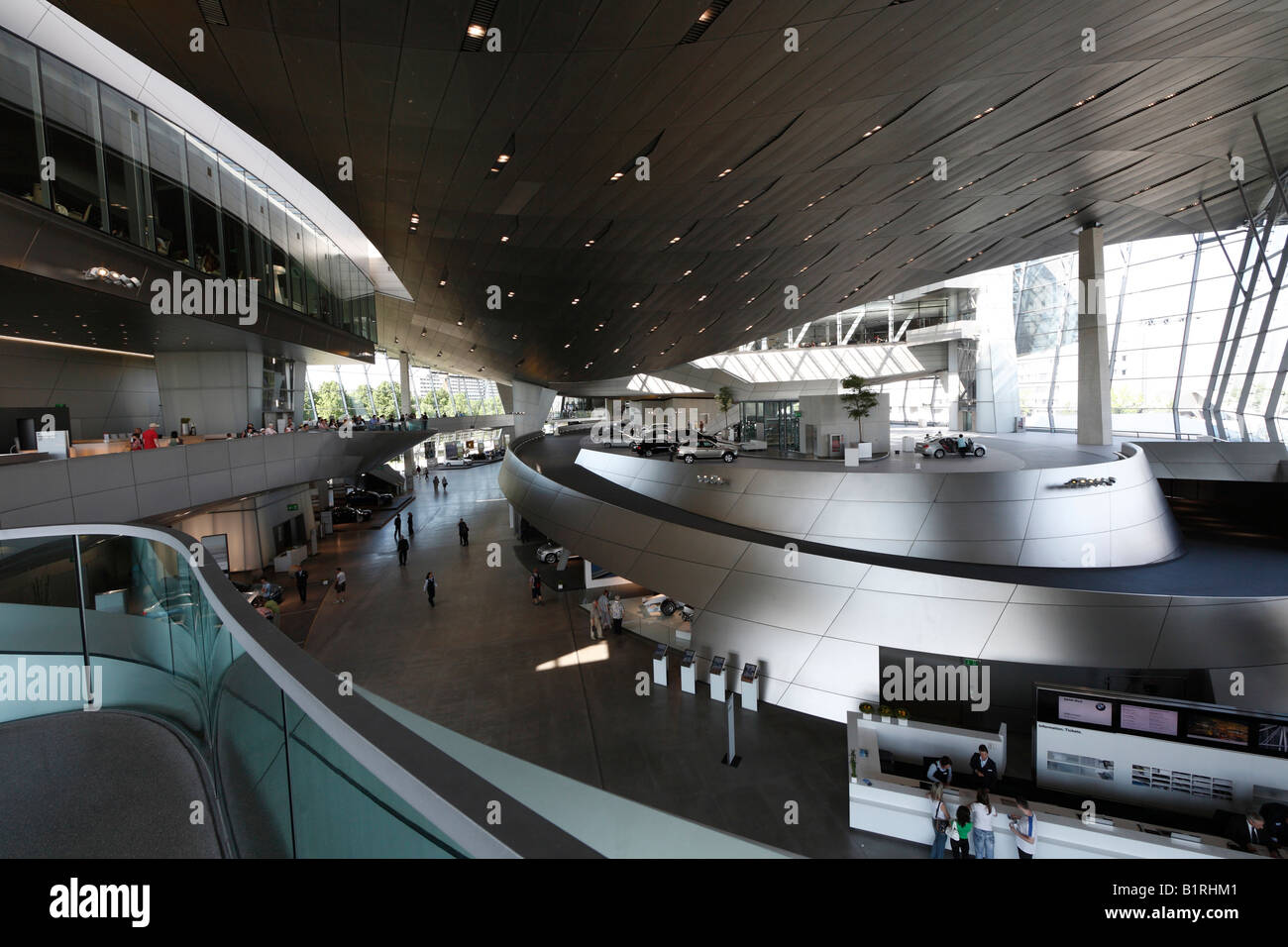 Interno del BMW Welt, BMW World Mixed-Use-centro, Monaco di Baviera, Baviera, Germania, Europa Foto Stock