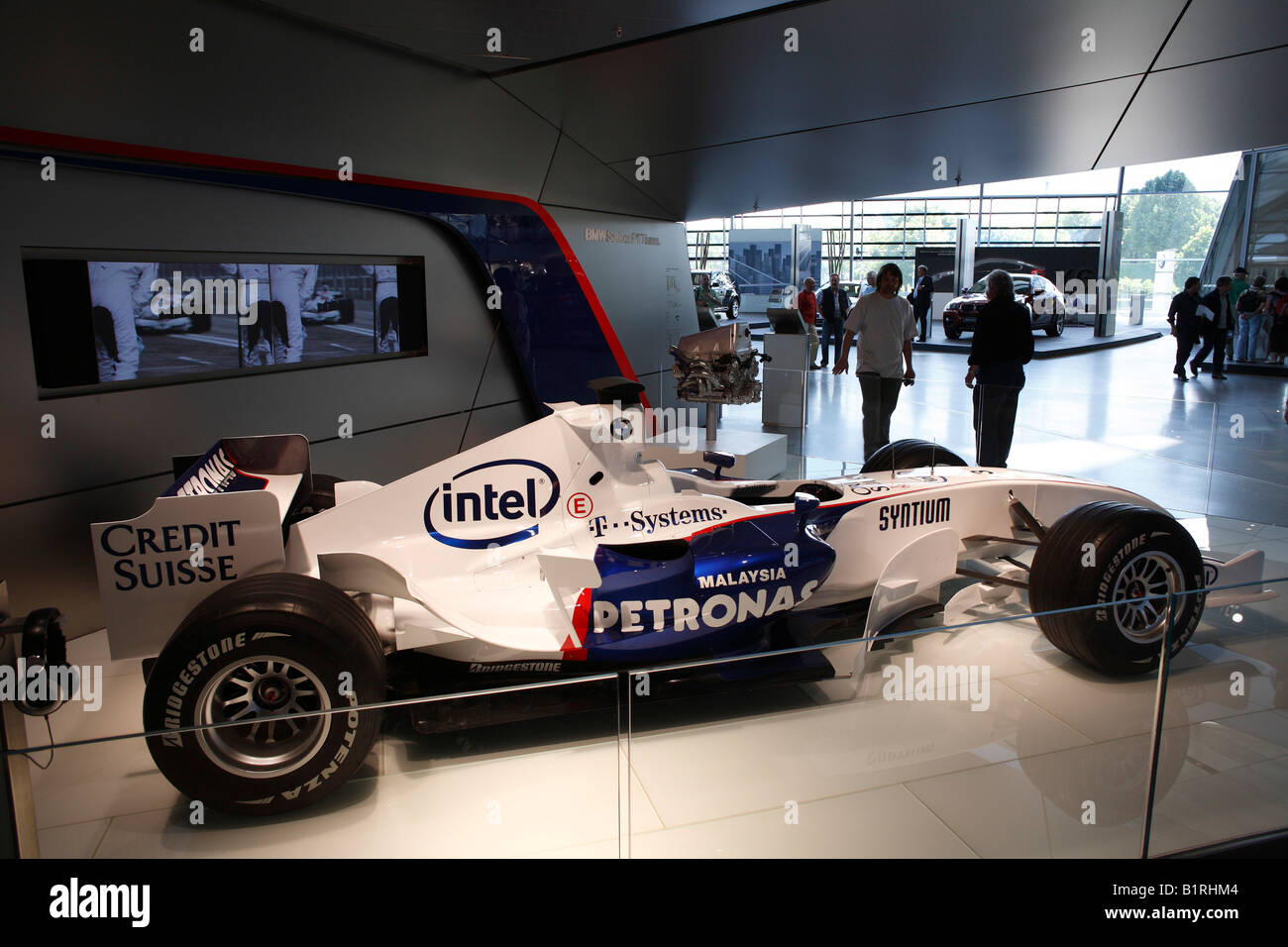 Auto da corsa all'interno del BMW Welt, BMW World Mixed-Use-centro, Monaco di Baviera, Baviera, Germania, Europa Foto Stock