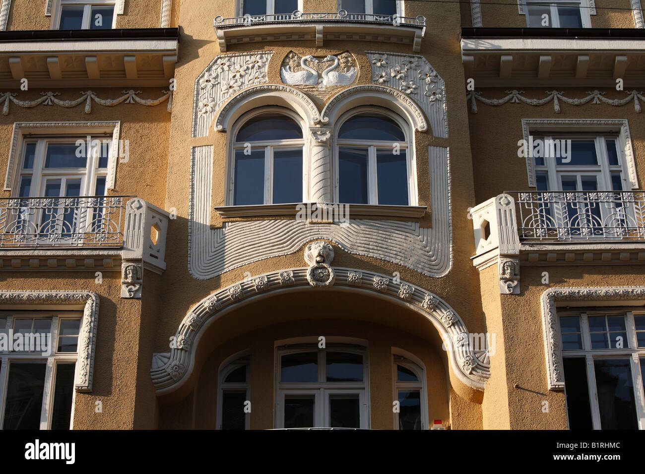 Facciata di un Art Nouveau casa appartamento in Martiusstrasse Street 5, Schwabing Monaco di Baviera, Baviera, Germania, Europa Foto Stock