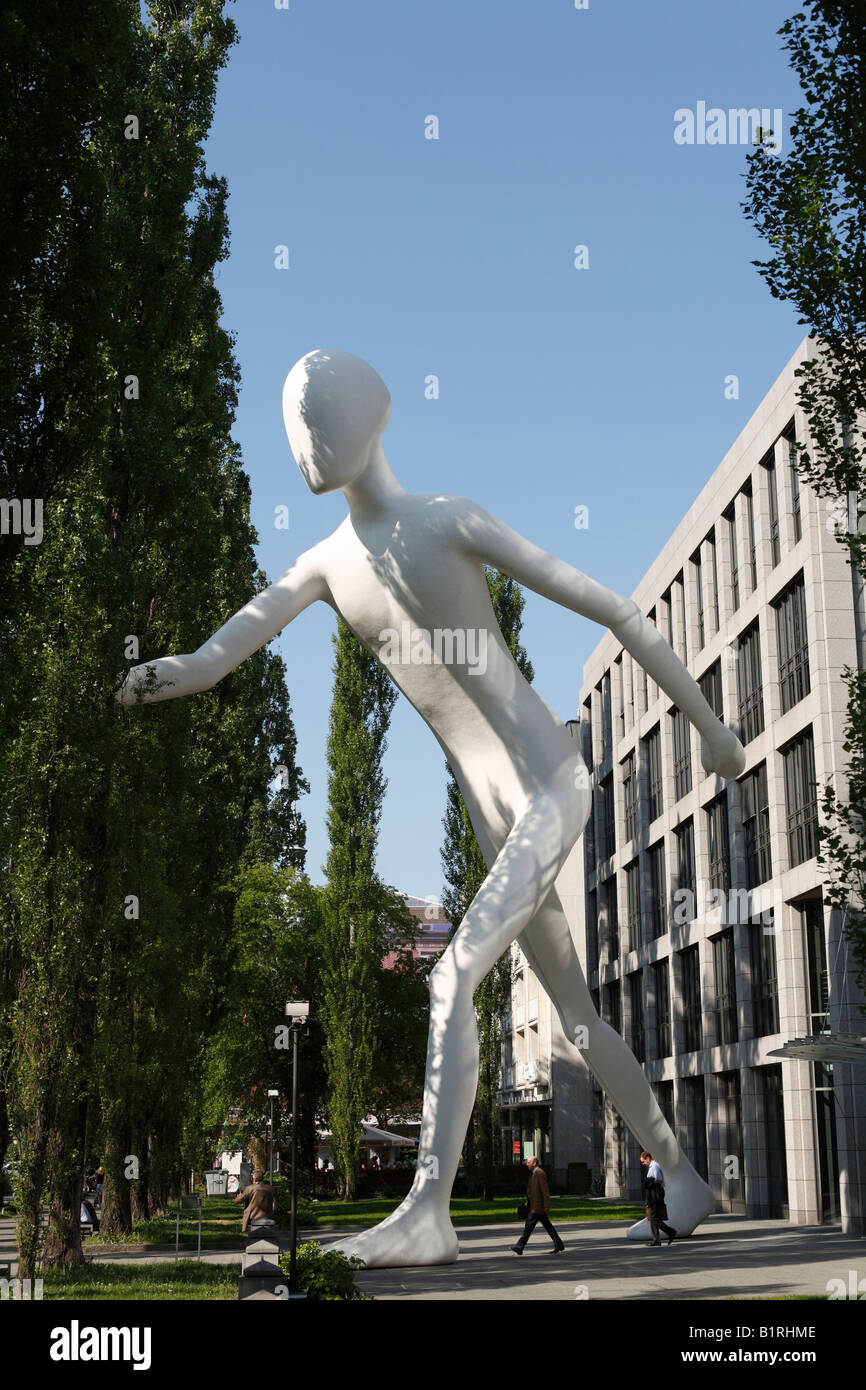 Uomo a piedi opera d'arte di fronte la Muenchener Rueckversicherung, Munich Reinsurance Company, Leopoldstrasse Street, Schwab Foto Stock