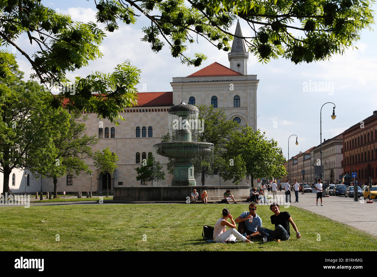 Fontana nella parte anteriore del palazzo universitario su Professor-Huber-Platz, Schwabing Monaco di Baviera, Baviera, Germania, Europa Foto Stock