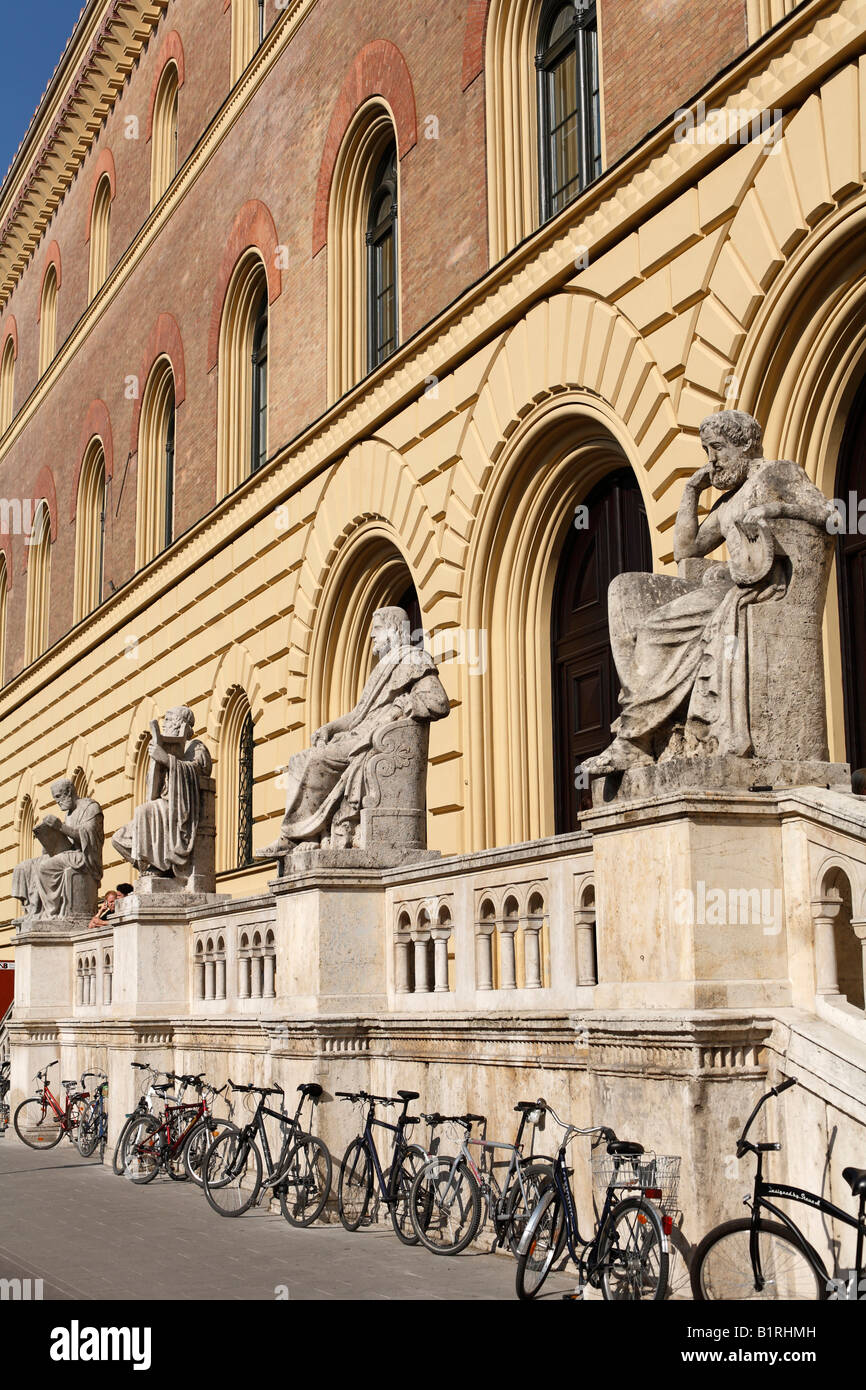 Gruppo di Greci di figure di fronte alla Biblioteca di Stato della Baviera nella Ludwigstrasse Street, Monaco di Baviera, Baviera, Germania, Europa Foto Stock