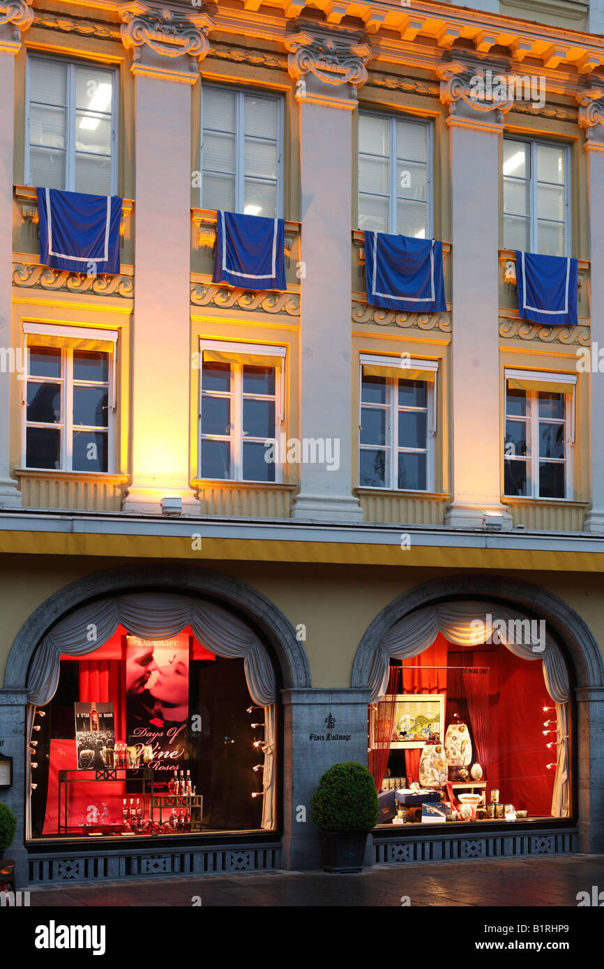 Vetrine e Dallmayr Coffee House, Dienerstrasse Street, Monaco di Baviera, Germania, Europa Foto Stock