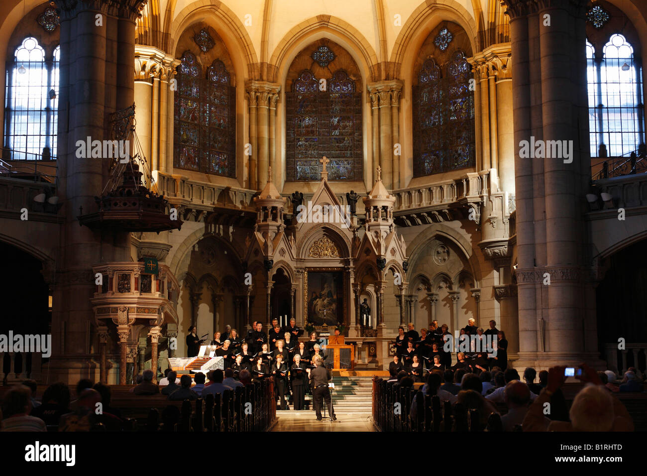 Coro Lukas-Chor eseguendo in St. Lukas Chiesa, Monaco di Baviera, Germania, Europa Foto Stock