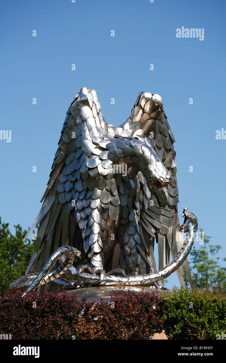 La scultura di un aquila afferra un serpente sopra Karl-Theodor-Quelle Molla, Kurpark Bad Neustadt an der Saale i giardini del centro termale, Rhoen M Foto Stock