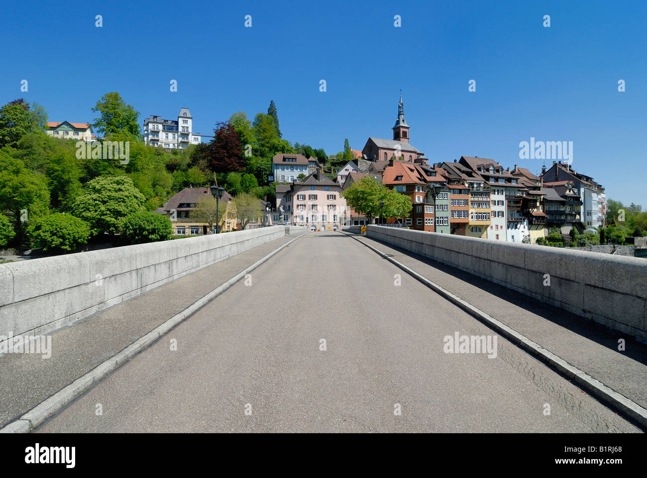 Il vecchio ponte sul fiume Reno collega il tedesco e la parte svizzera della città, Laufenburg, Baden-Wuerttemberg, Germania, Europa Foto Stock