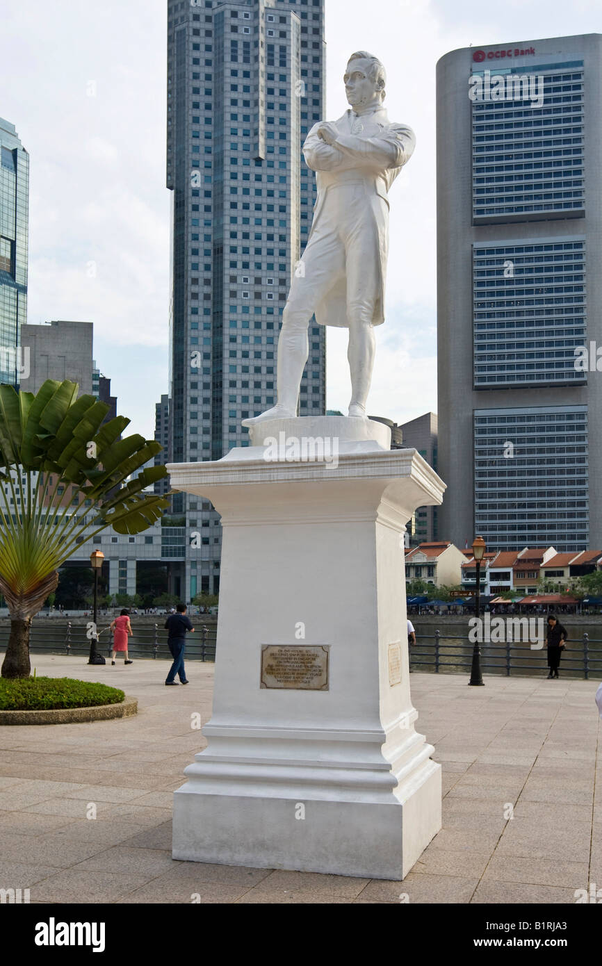 Statua di Sir Thomas Stamford Raffles, il fondatore di Singapore, di fronte al Fiume Singapore e il Quartiere Finanziario, Singap Foto Stock