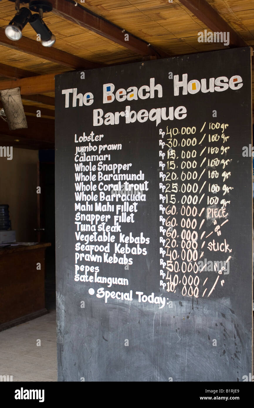 Daily Specials pubblicizzato su una lavagna al di fuori di un ristorante su Gilli Trawagan Isola, Lesser Sunda Islands, Indonesia, Asia Foto Stock