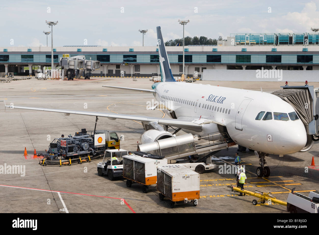 Silk Air aereo in fase di rifornimento di carburante con il kerosene per aviazione o getto di combustibile, l'Aeroporto Changi di Singapore, Sud-est asiatico Foto Stock