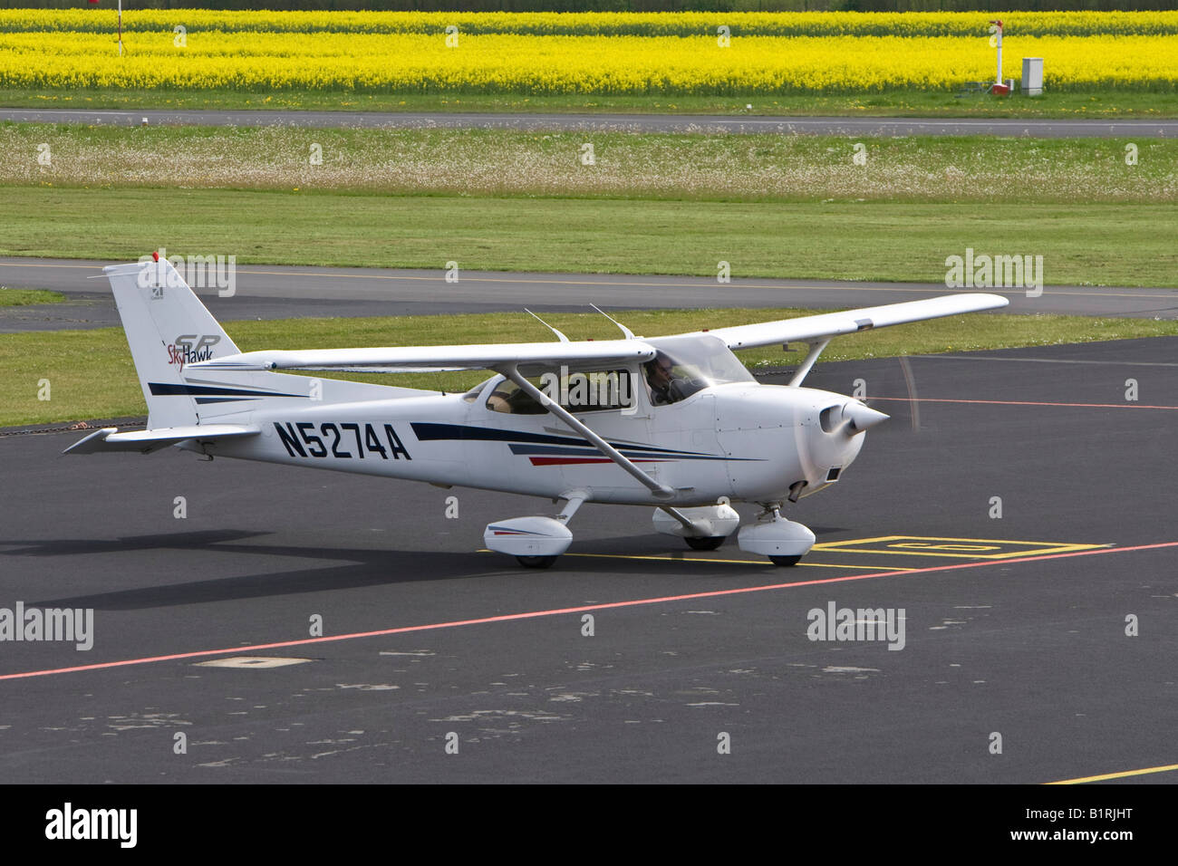 Unico piccolo bimotore piano sportivo di rullaggio sulla pista di Egelsbach aeroporto, Hesse, Germania, Europa Foto Stock