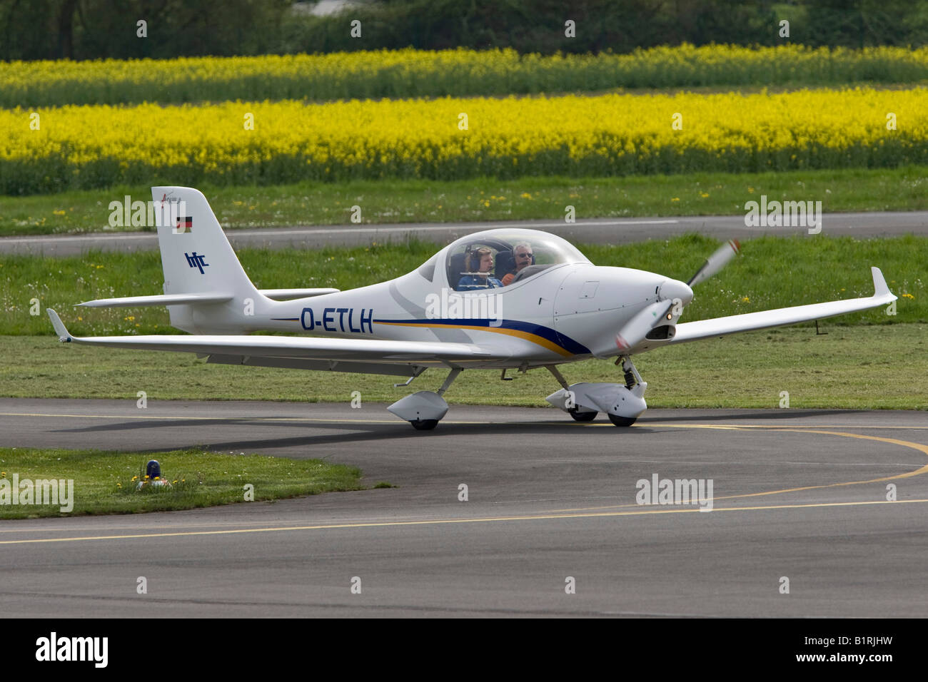 Unico piccolo bimotore piano sportivo di rullaggio sulla pista di Egelsbach aeroporto, Hesse, Germania, Europa Foto Stock