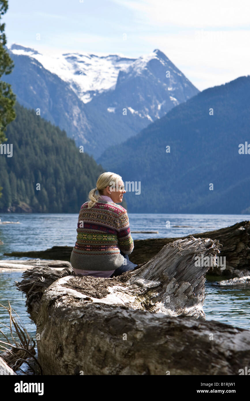 Seduto in riva al lago immagini e fotografie stock ad alta risoluzione -  Alamy