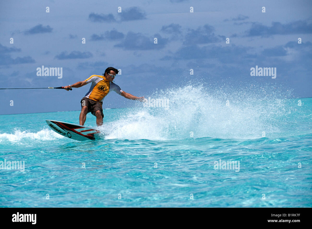 Wake boarding, Olhuveli, Atollo Sud, Maldive Foto Stock