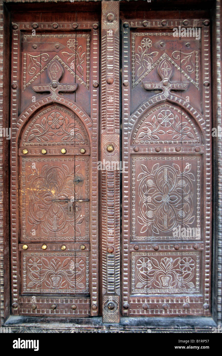 Ornato vecchia casa in legno porta in Nizwa, Oman, Penisola Arabica, Medio Oriente Foto Stock