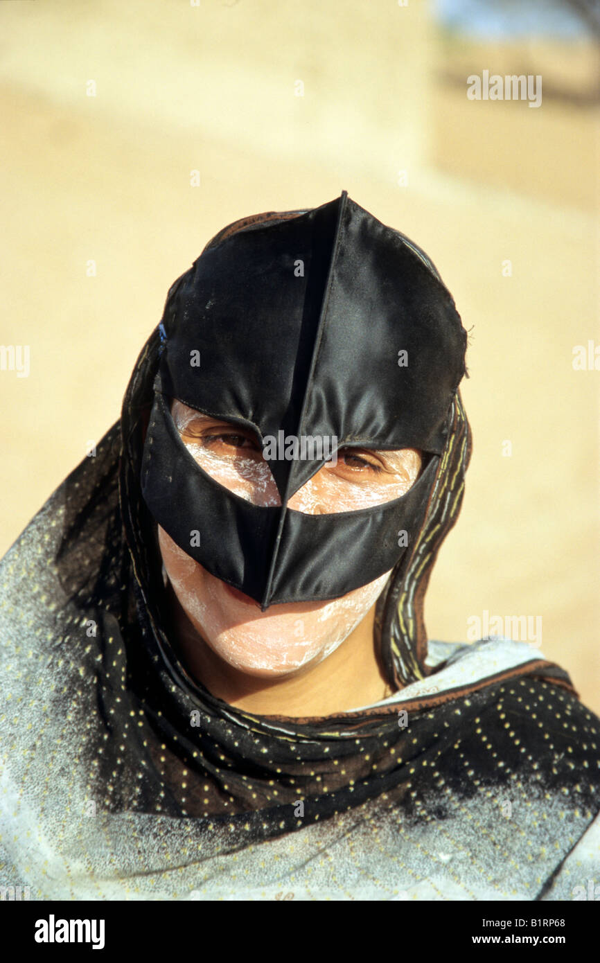 Donna locale indossando il tradizionale burka, Oman, Arabia, Penisola Arabica, Asia Centrale, Asia Foto Stock