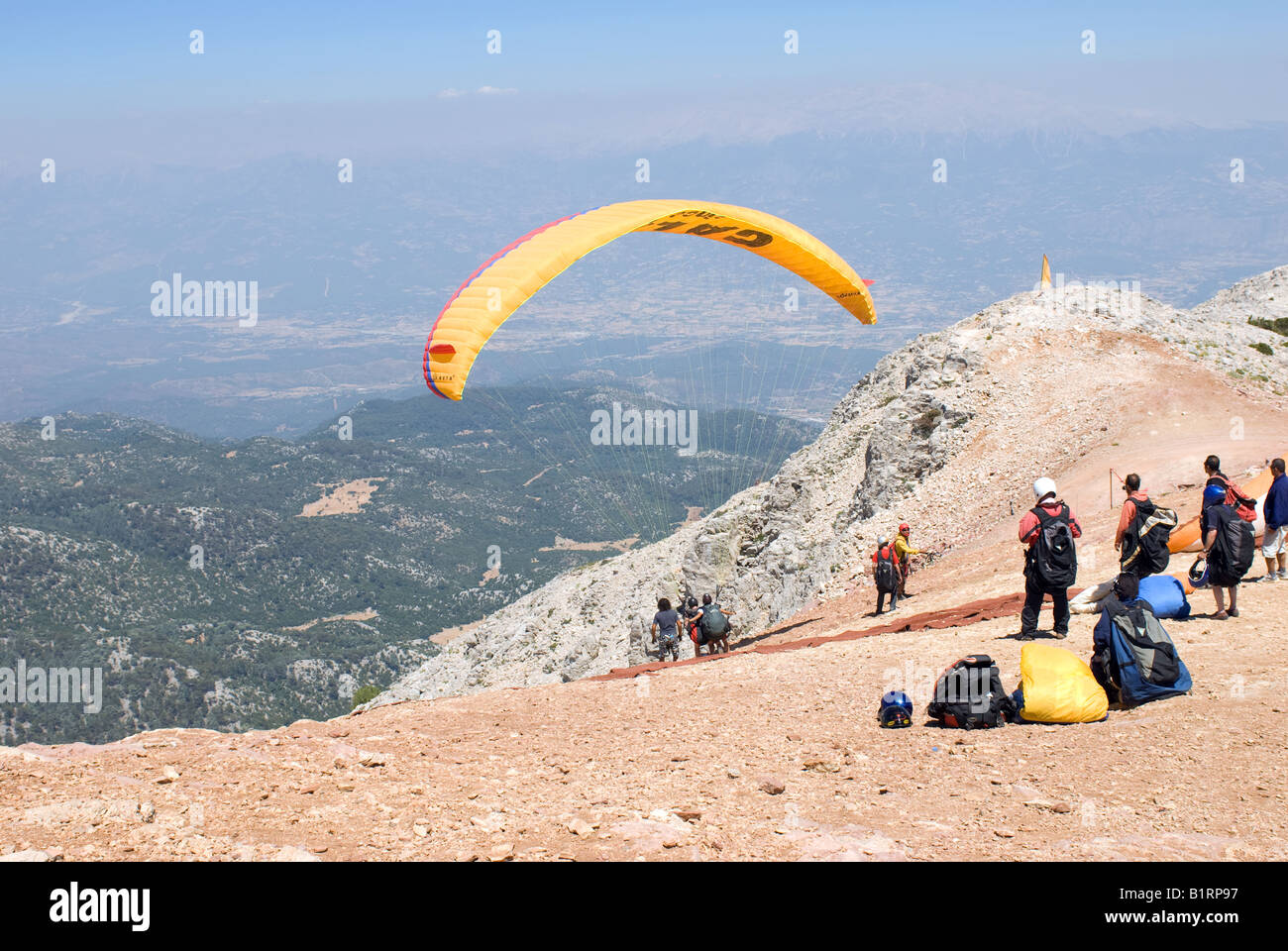 Parapendio off Babadag mountain in FETHIYE Turchia. Gli sport estremi in Turchia. Vedute aeree che si affaccia Olu Deniz beach resort per vacanze. Mountain top Foto Stock