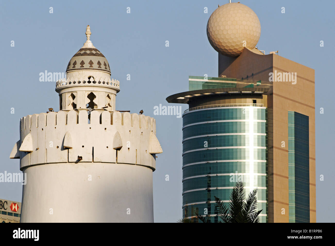 Il vecchio forte e le Qasr al Hosn museo nella parte anteriore di architettura moderna, citta' di Abu Dhabi, Emirat Abu Dhabi, Emirati Arabi Uniti, Foto Stock