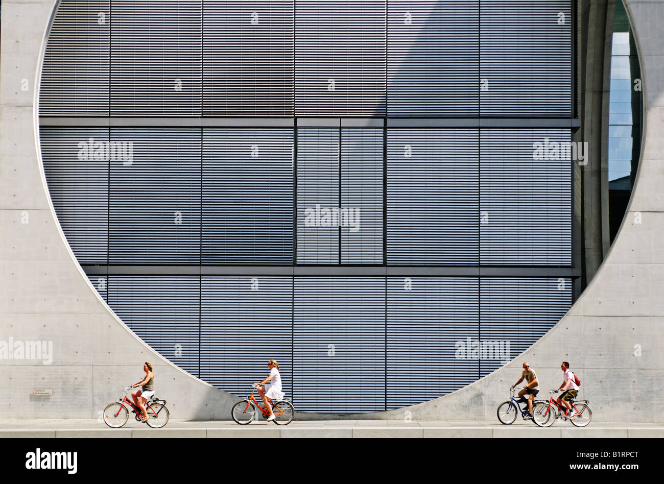 I ciclisti in sella di fronte Marie-Elisabeth-Lueders Haus, Regierungsviertel, quartiere governativo, Berlino, Germania, Europa Foto Stock
