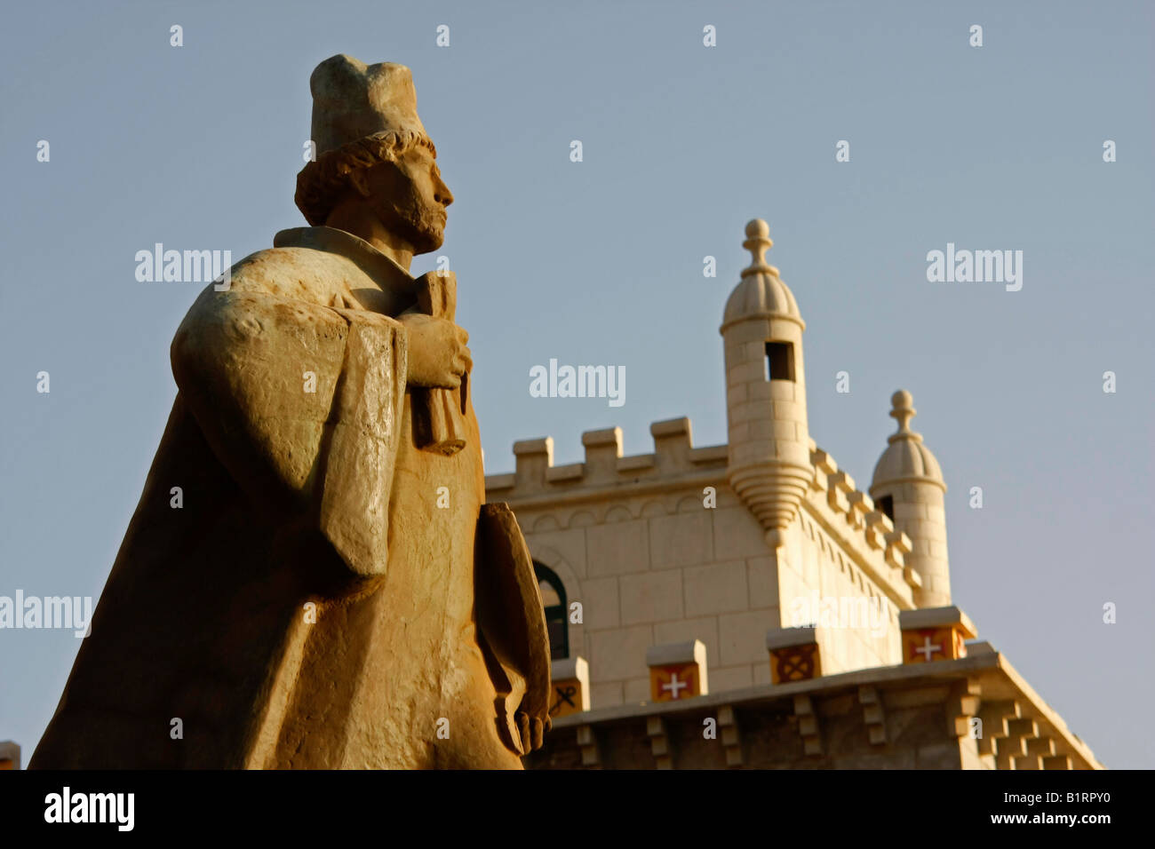 Monumento a Alfonso Diogo e la Torre de la Torre di Belem in Mindelo sull'isola di Sao Vicente, Capo Verde Isole di Capo Verde Foto Stock