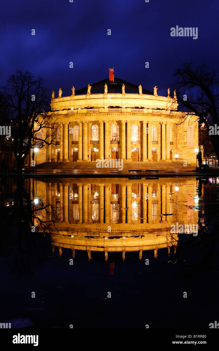 Night Shot della Staatsoper di Stoccarda e di riflessione, Stoccarda, Baden-Wuerttemberg, Germania, Europa Foto Stock