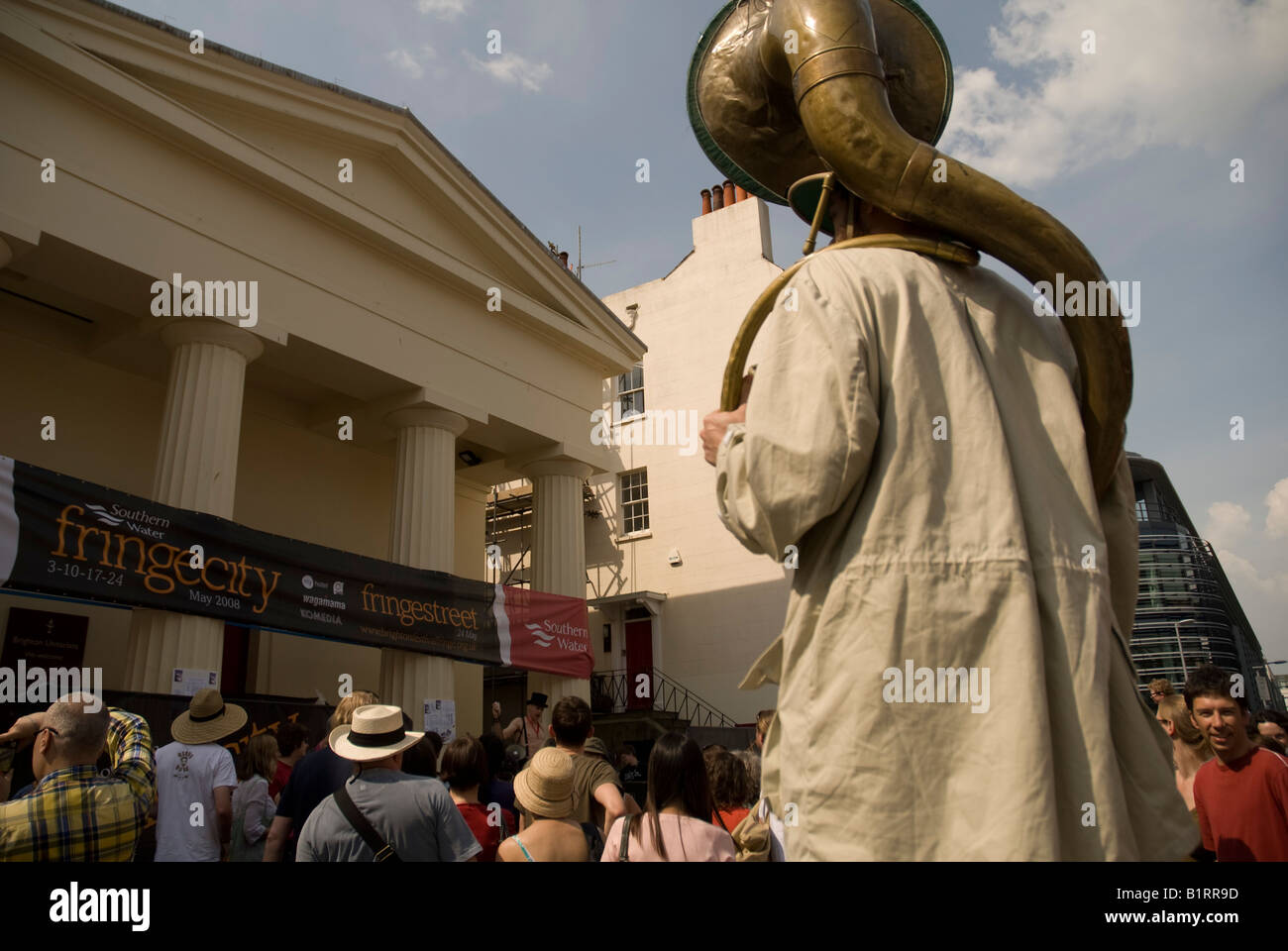 Un esecutore di strada al Brighton fringe festival di teatro Foto Stock