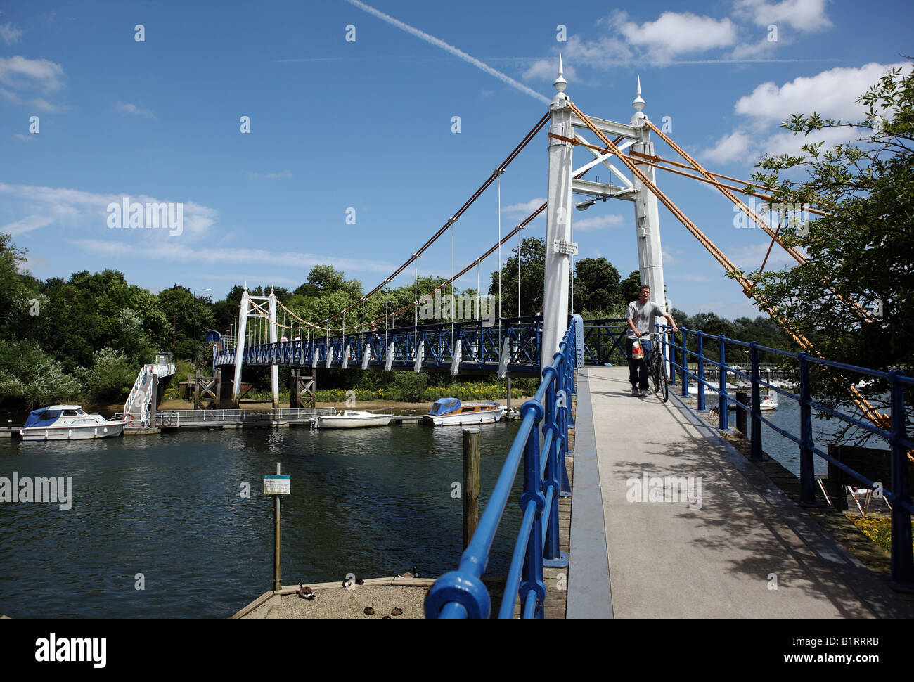 Passerella vittoriana che attraversano il fiume Tamigi. Foto Stock