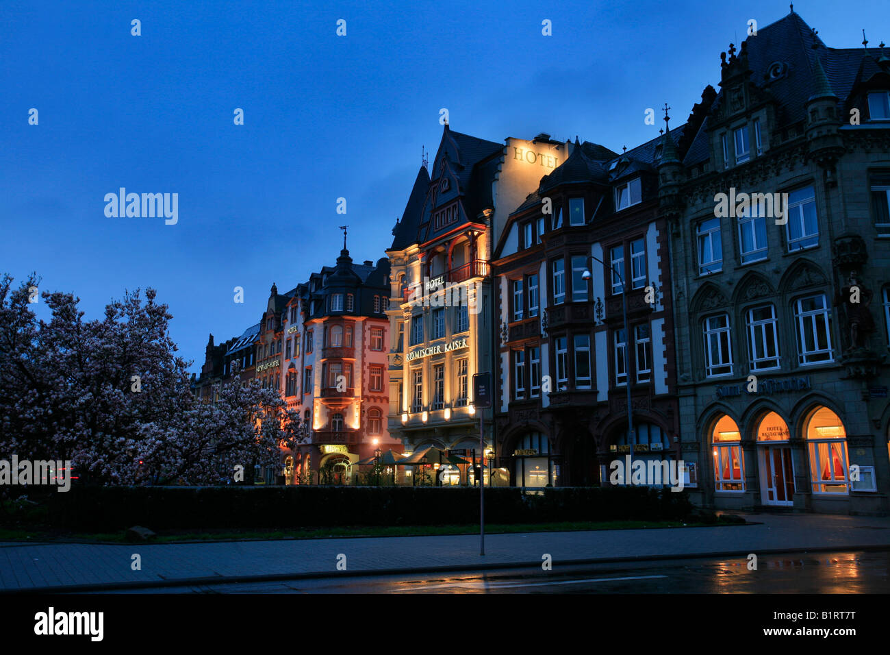 Facciate di edifici tra cui l'Hotel Roemischer Kaiser vicino alla Porta Nigra, città romana di Treviri, Renania-Palatinato, Germania, e Foto Stock