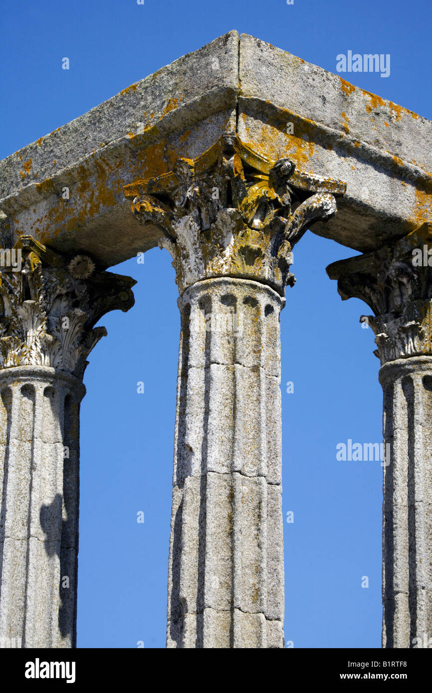 Corinthian pieghe di colonne di granito con capitelli ornati il Tempio di Diana, Evora, Alentejo, Portogallo, Europa Foto Stock