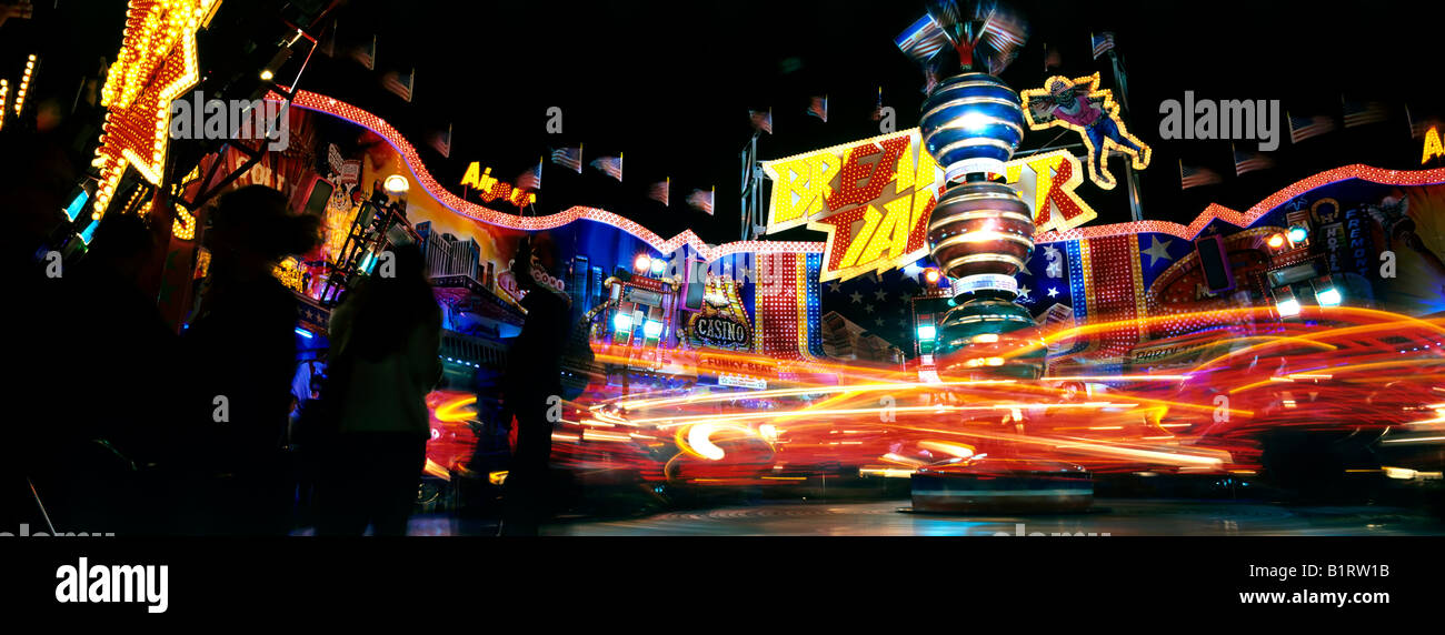 Oktoberfest Monaco Festa della Birra sulla Theresienwiese, patroni intorno al parco dei divertimenti di corse, Monaco di Baviera Foto Stock