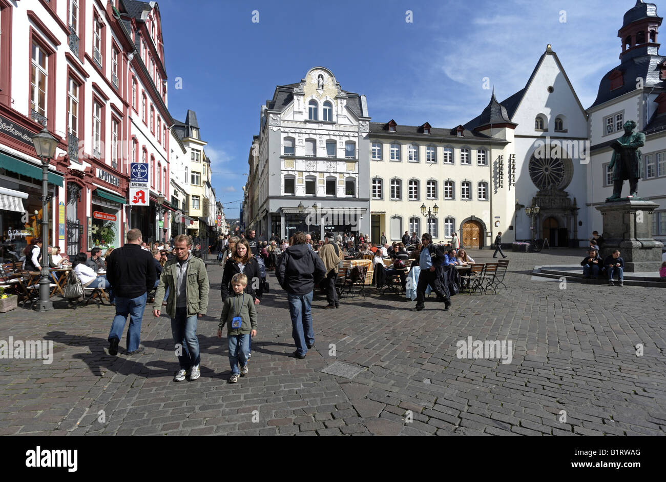 Le caffetterie sul Jesuitenplatz piazza nel centro storico di Coblenza, Renania-Palatinato, Germania, Europa Foto Stock