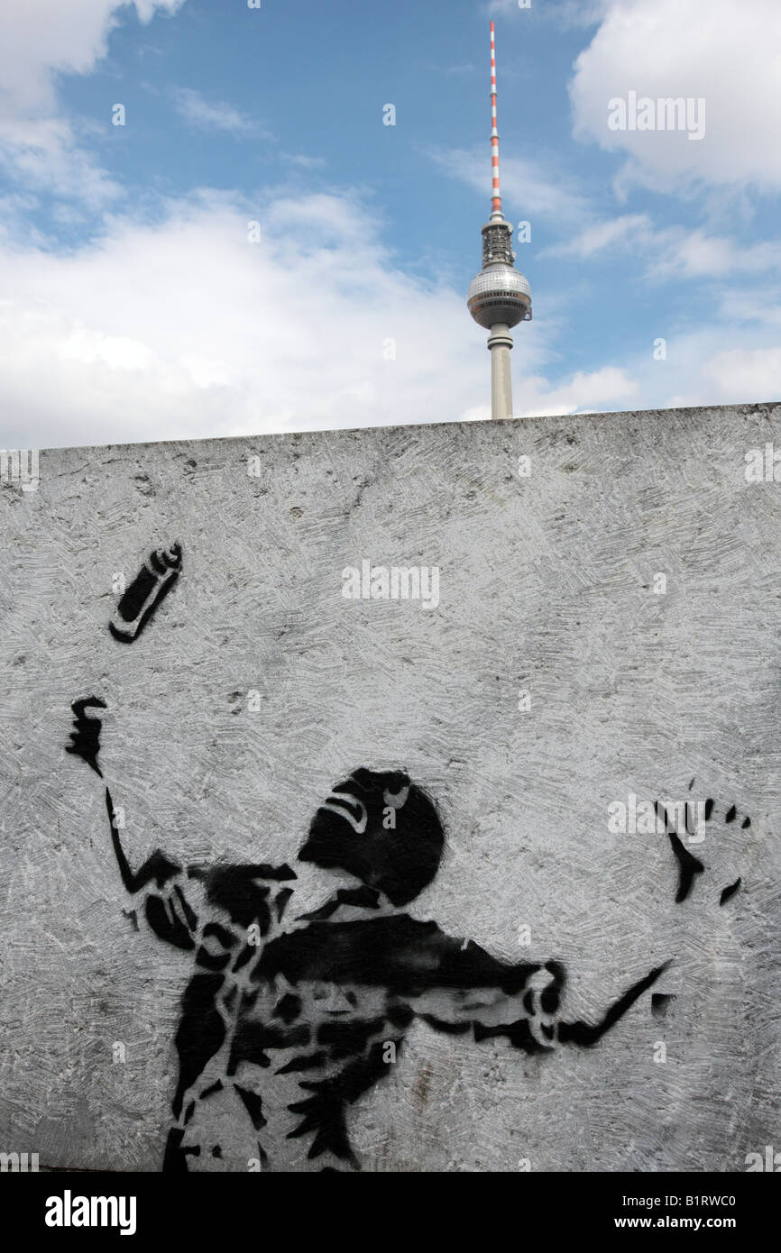 La morte di una mascherata graffiti irroratrice, parete motivo graffiti su Berlino torre della TV nello stile di Robert Capa foto della morte di un M Foto Stock